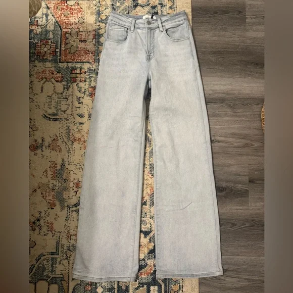 Women's Light Wash Jeans - Picture 1 of 3